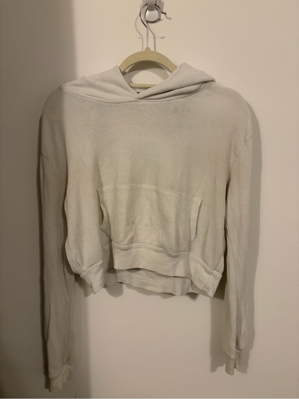 Waffle-Knit Cropped Brandy Melville Hooded Pullover Sweatshirt in White
